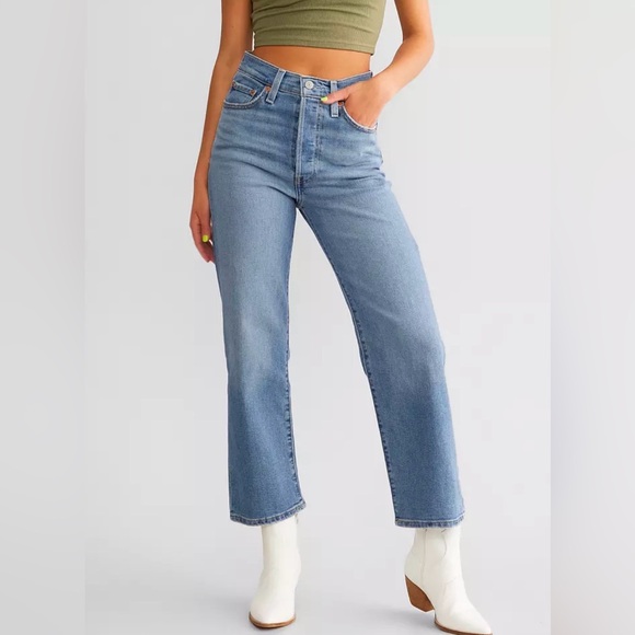 Levi's Denim - Levi’s Ribcage Straight Ankle Jean In Center Lane Light Wash Size W29 L27
